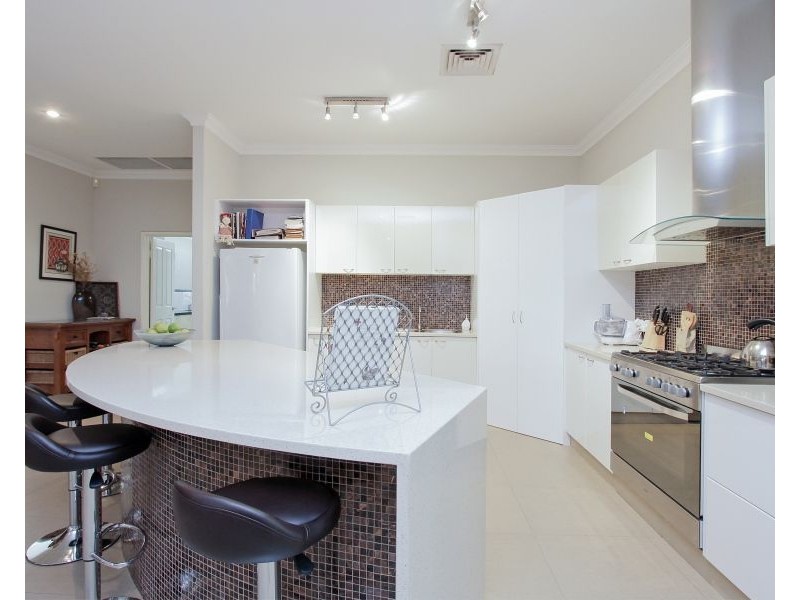 10 Smallbrook Retreat, Caversham WA 6055