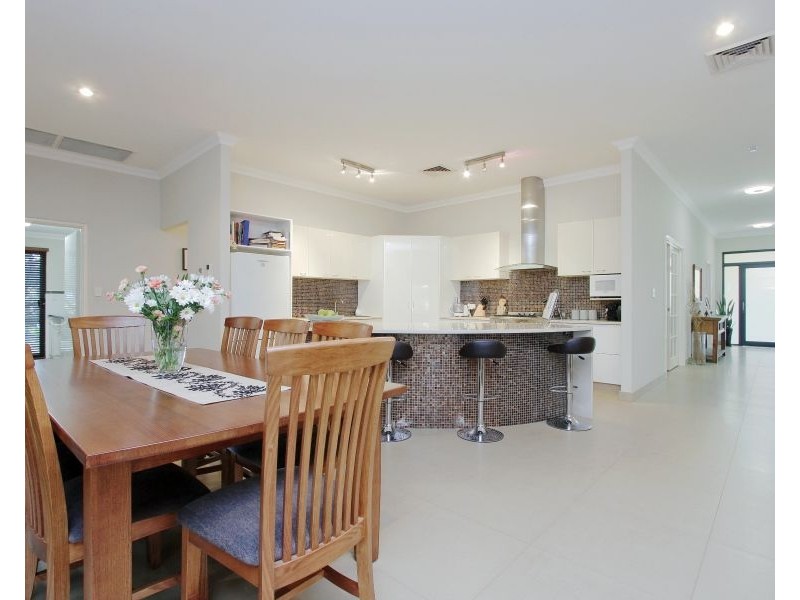 10 Smallbrook Retreat, Caversham WA 6055