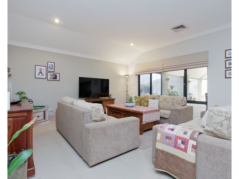 10 Smallbrook Retreat, Caversham WA 6055