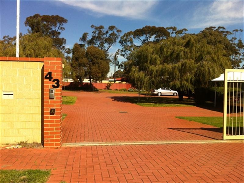 4/43 Golders Way, Girrawheen WA 6064