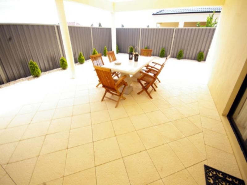 10 Tissington Drive, Darch WA 6065