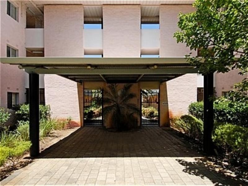 6/4 Canham Way, Orelia WA 6167