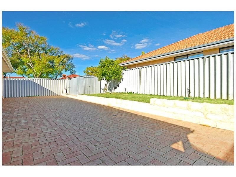 24 Cleveland Court, Marangaroo WA 6064