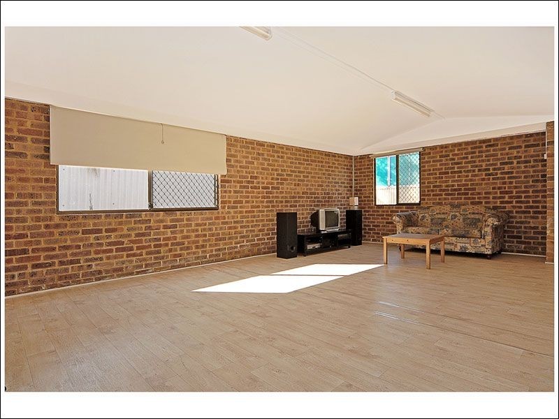 76 Giralt Road, Marangaroo WA 6064