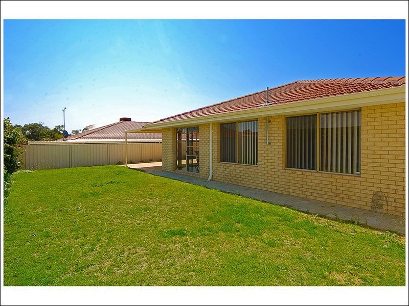 4 Yale Place, Marangaroo WA 6064