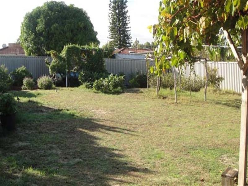 6 Pelham Way, Girrawheen WA 6064