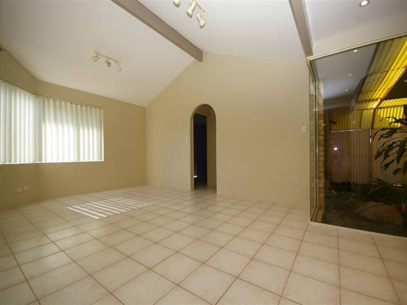 11 Farnell Place, Alexander Heights WA 6064