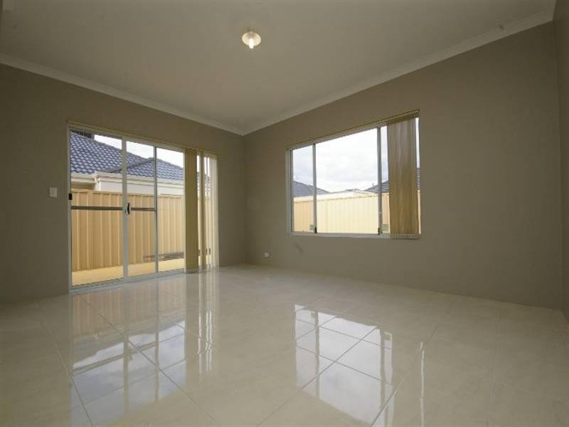 10 Paris Gardens, Hocking WA 6065