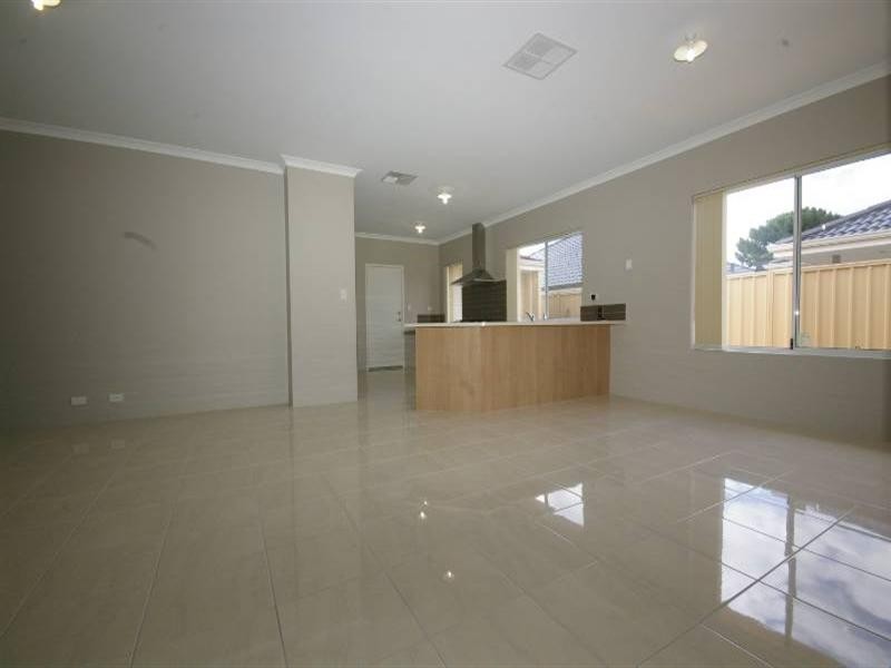 10 Paris Gardens, Hocking WA 6065