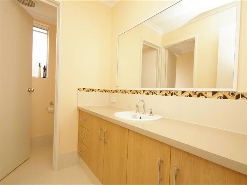 10 Paris Gardens, Hocking WA 6065