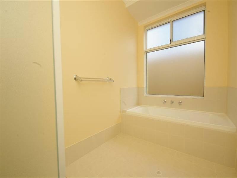 10 Paris Gardens, Hocking WA 6065