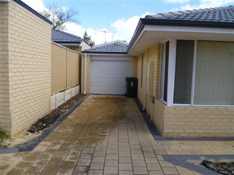 2/17 Robertsbridge Road, Nollamara WA 6061