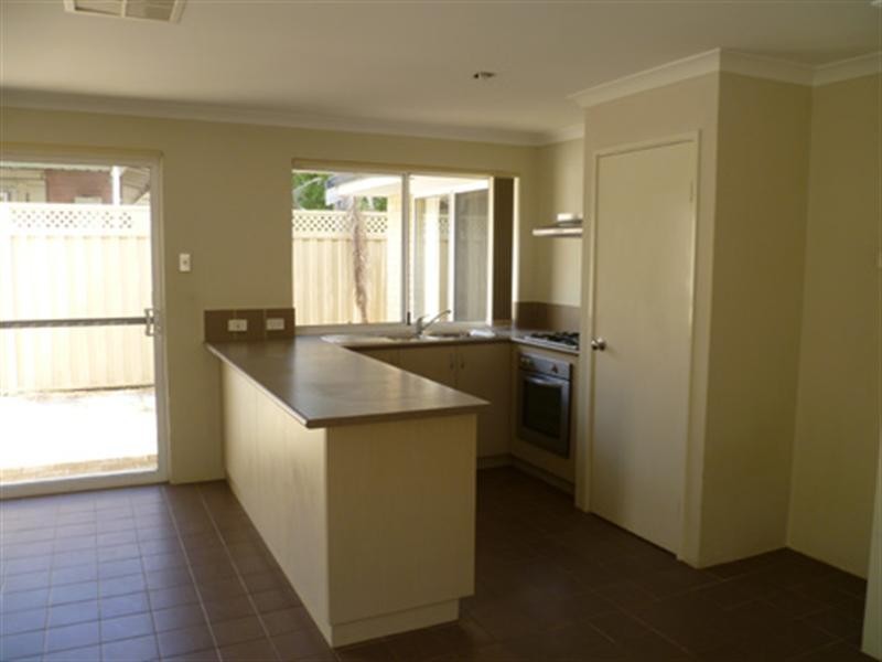 2/17 Robertsbridge Road, Nollamara WA 6061