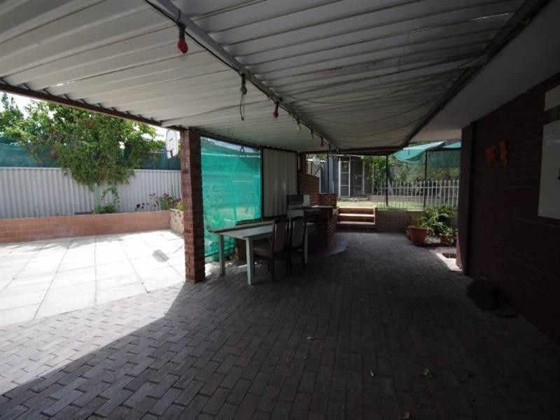 16 Roydon Way, Girrawheen WA 6064