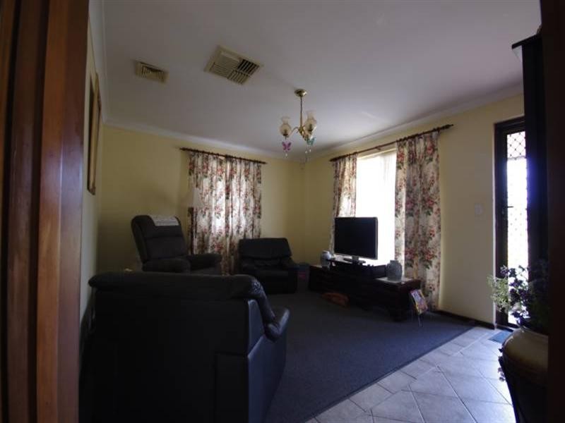 10 Ipswich Crescent, Girrawheen WA 6064