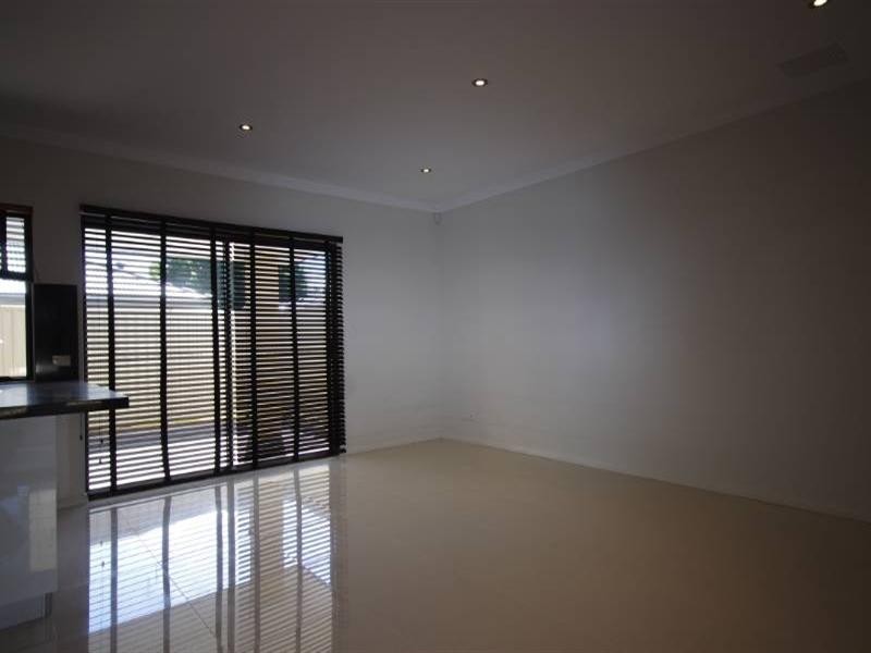 U1/217 Ravenswood Drive, Westminster WA 6061