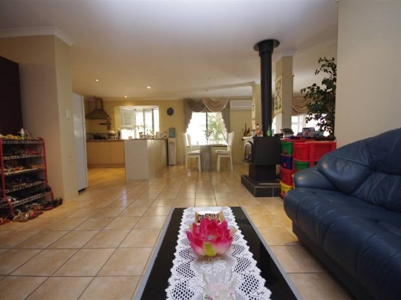 8 Syme Road, Alexander Heights WA 6064