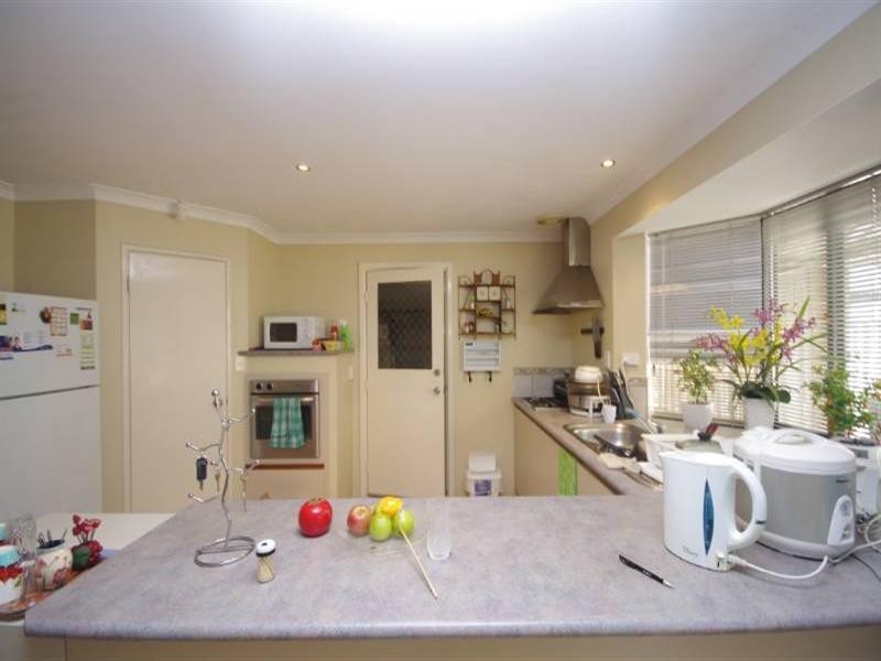 8 Syme Road, Alexander Heights WA 6064