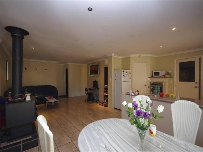 8 Syme Road, Alexander Heights WA 6064