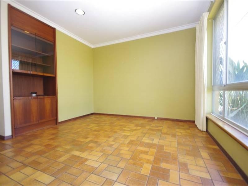 26 Whitworth Avenue, Girrawheen WA 6064