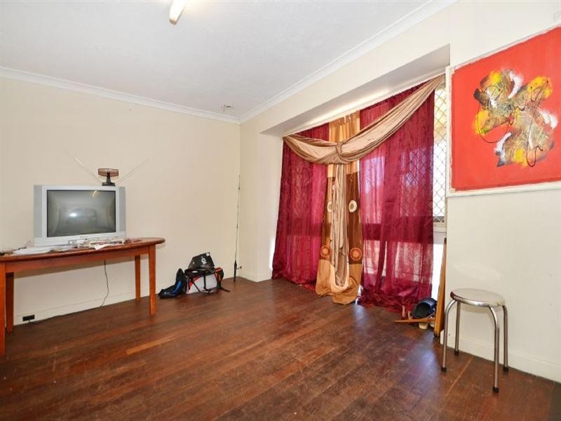 1 Amberton Avenue, Girrawheen WA 6064