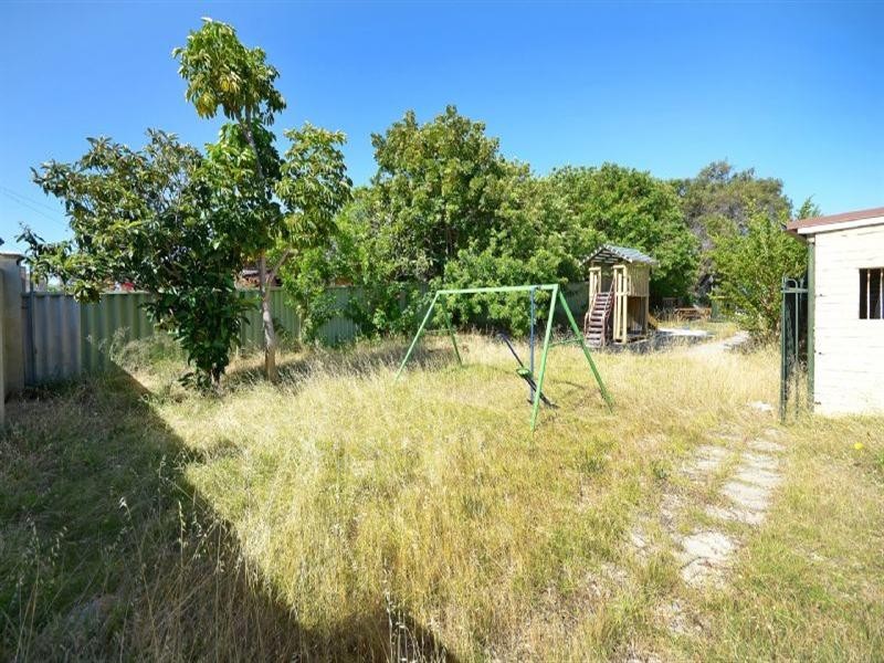 1 Amberton Avenue, Girrawheen WA 6064