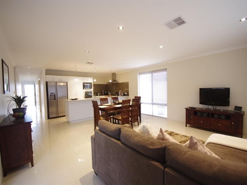 11 Trojan Bend, Madeley WA 6065