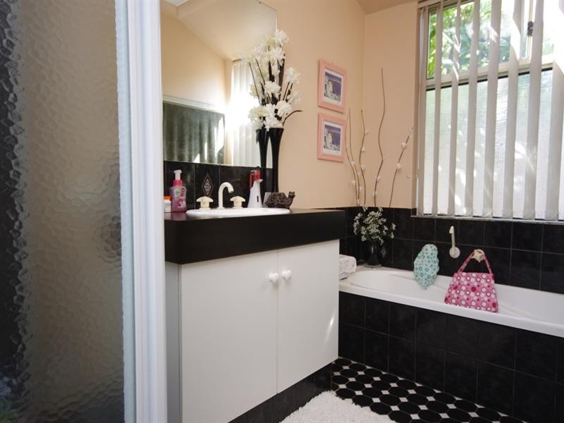 8 Curtin Road, Marangaroo WA 6064