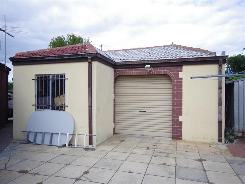 16 Roydon Way, Girrawheen WA 6064