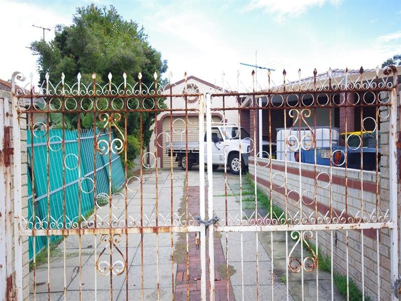 16 Roydon Way, Girrawheen WA 6064