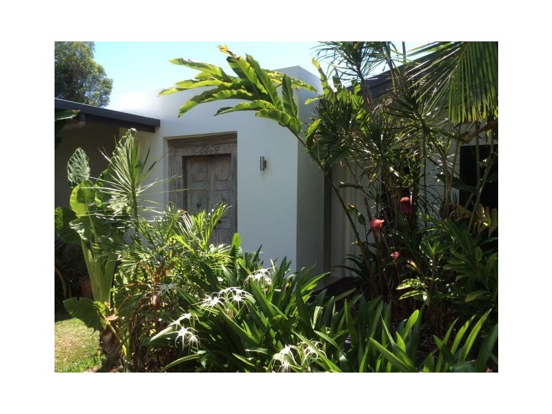 8 Pioneer Street, Bingil Bay QLD 4852