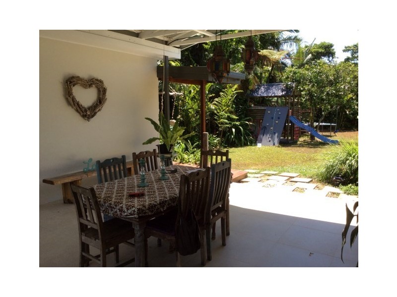 8 Pioneer Street, Bingil Bay QLD 4852