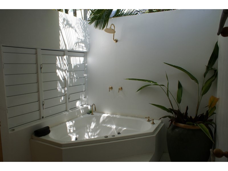 2 Conch Street, Mission Beach QLD 4852