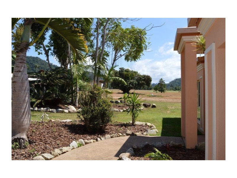 11 Butler Road, Bingil Bay QLD 4852