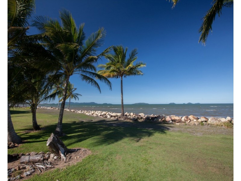 12 Taylor Street, Tully Heads QLD 4854