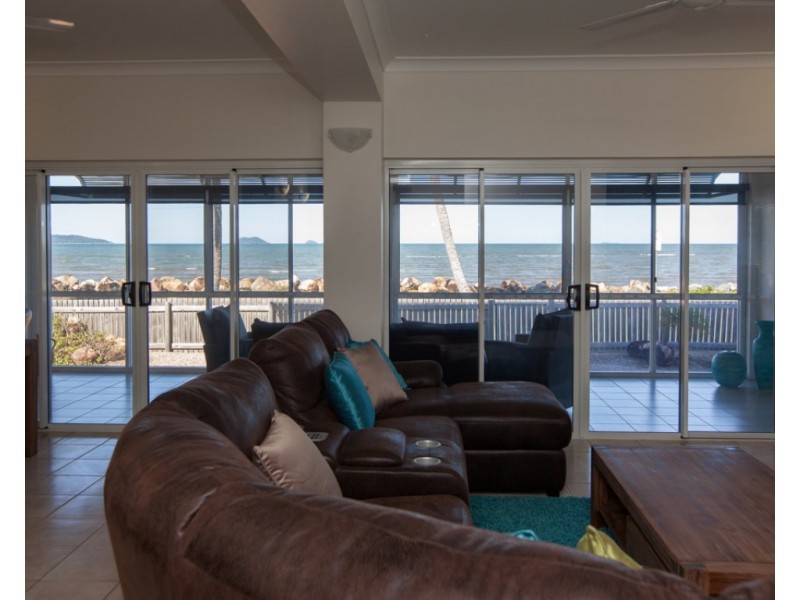 12 Taylor Street, Tully Heads QLD 4854