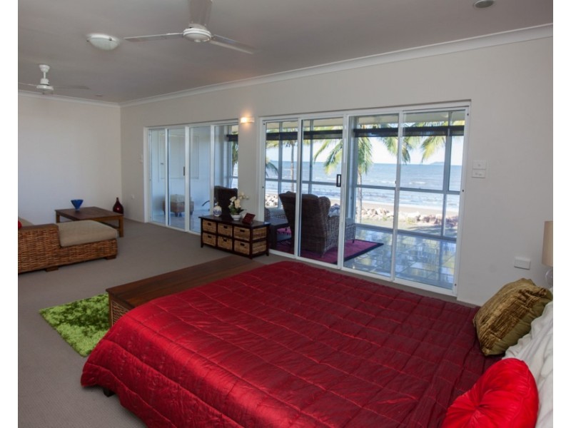 12 Taylor Street, Tully Heads QLD 4854