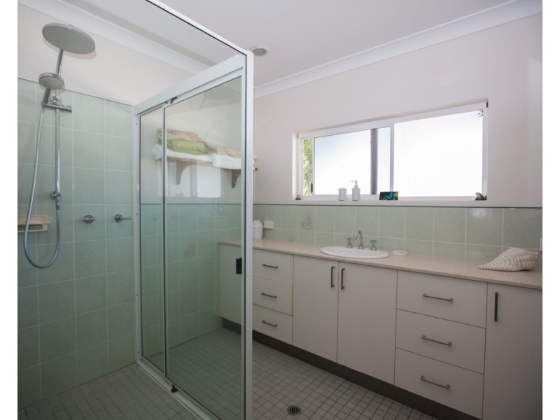 12 Taylor Street, Tully Heads QLD 4854