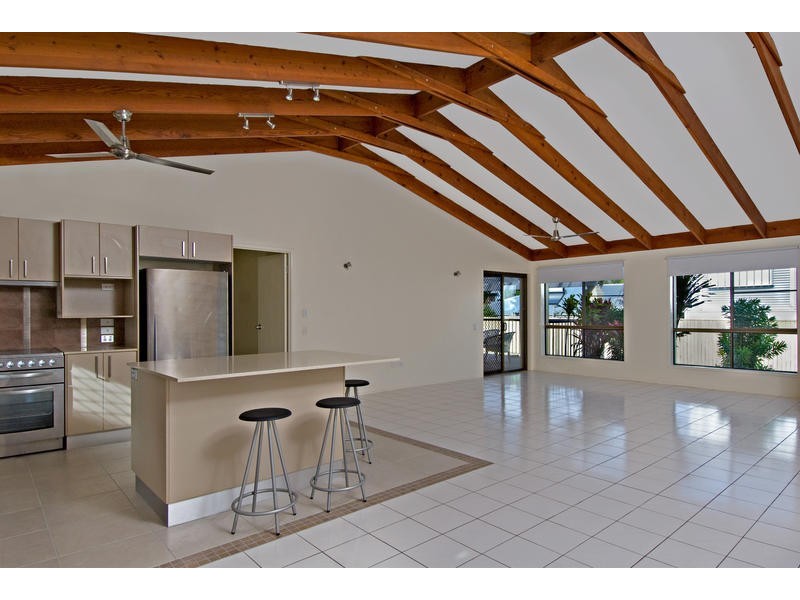 33 Ocean View Avenue, Mooloolaba QLD 4557