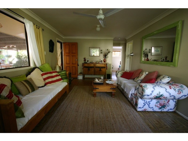 8 Whiting Street, Macleay Island QLD 4184