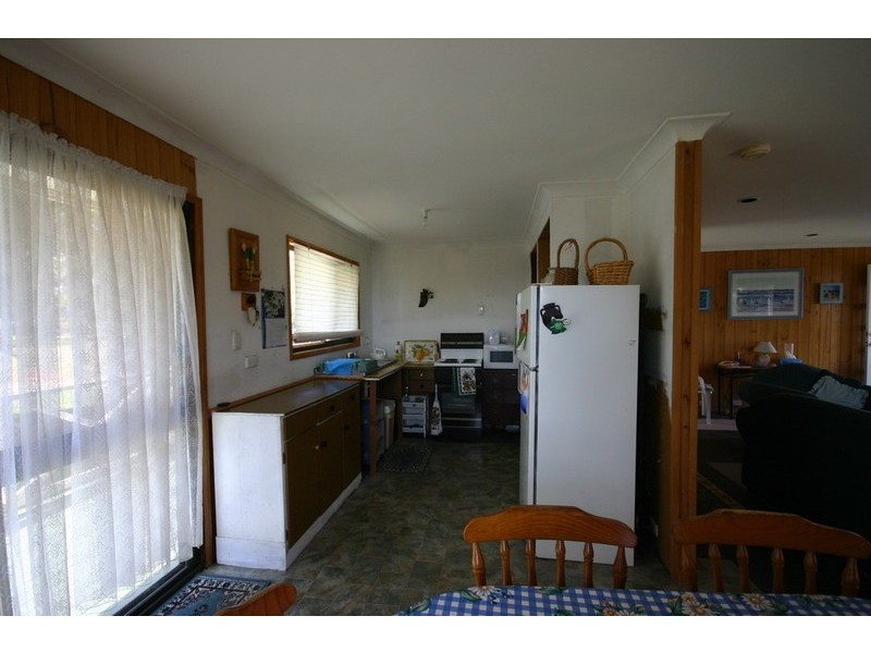 18 Kim Crescent, Macleay Island QLD 4184