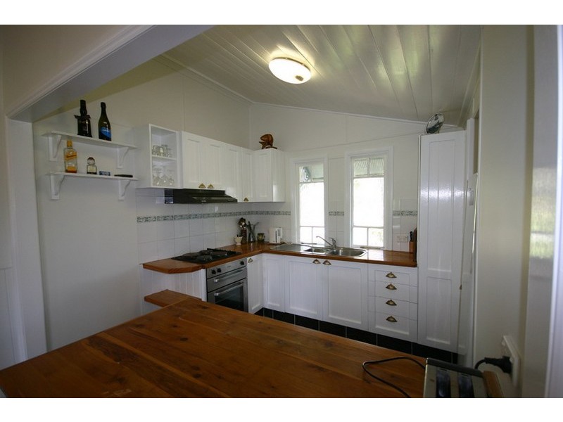 2 Waterside Drive, Macleay Island QLD 4184