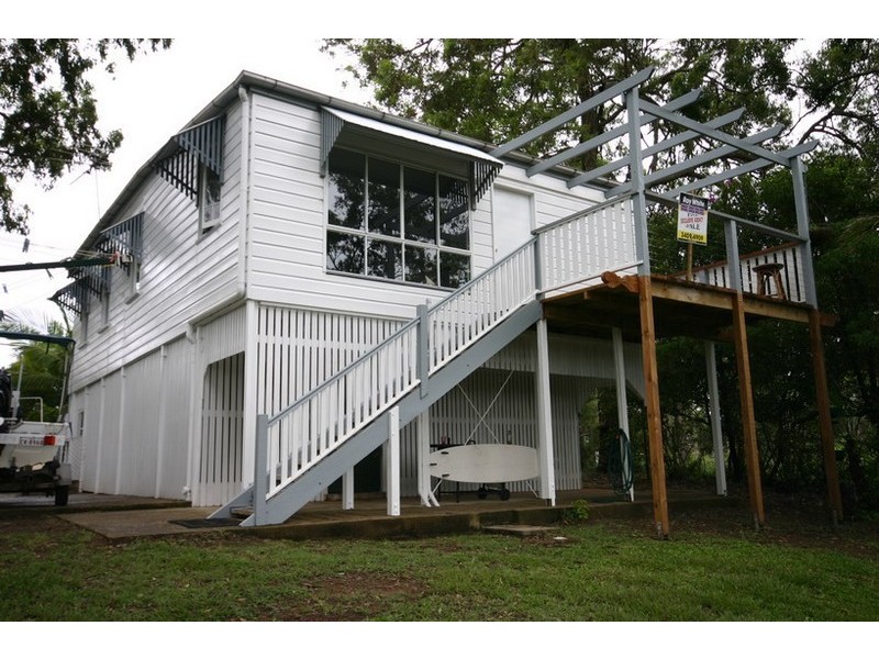 2 Waterside Drive, Macleay Island QLD 4184