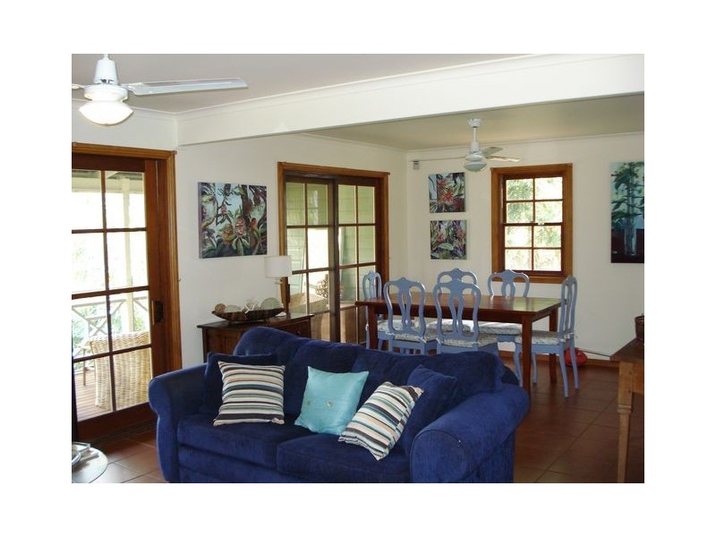 11 June Parade, Lamb Island QLD 4184