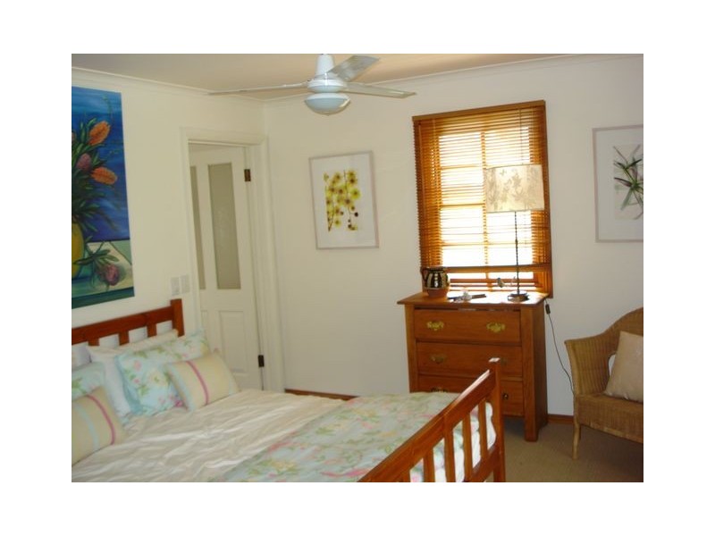 11 June Parade, Lamb Island QLD 4184