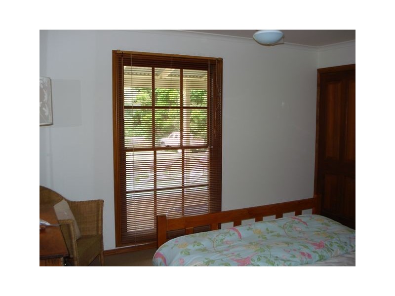 11 June Parade, Lamb Island QLD 4184