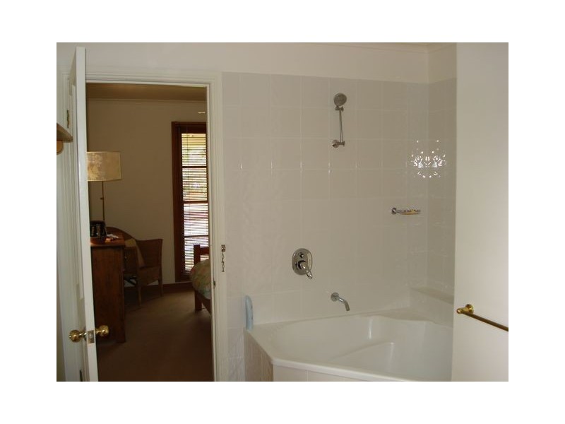 11 June Parade, Lamb Island QLD 4184