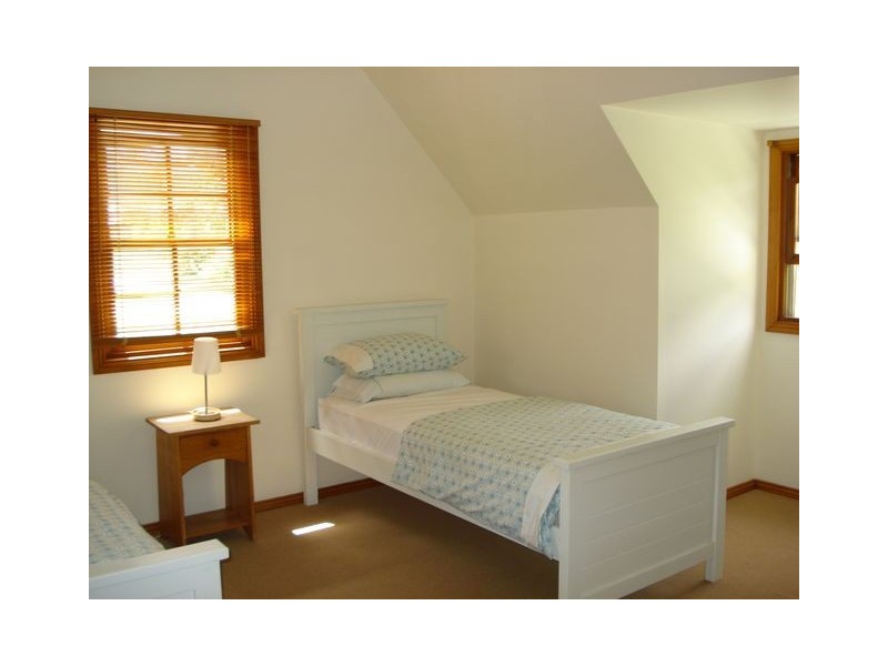 11 June Parade, Lamb Island QLD 4184