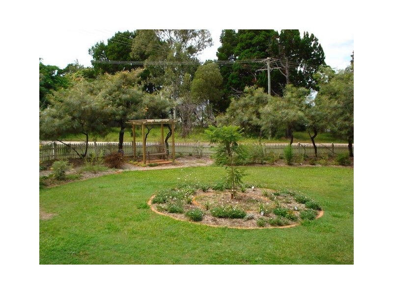 11 June Parade, Lamb Island QLD 4184