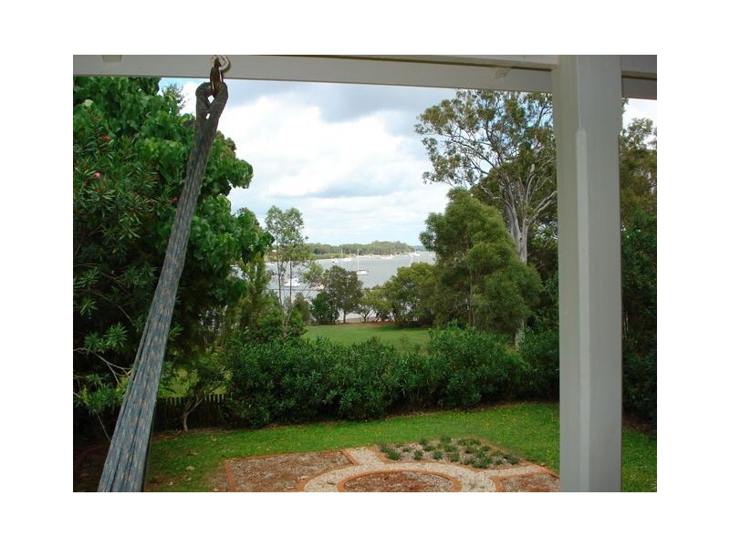 11 June Parade, Lamb Island QLD 4184